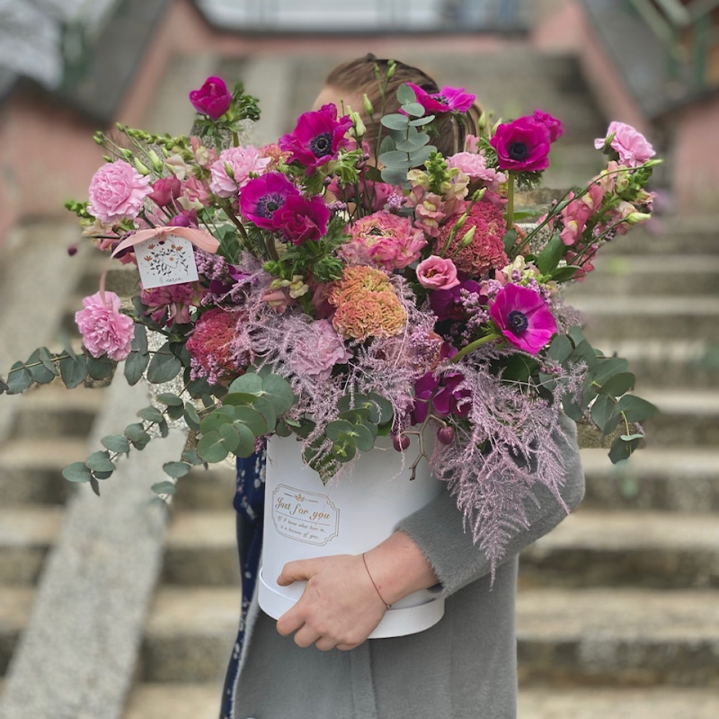 kobieta trzyma flowerbox, kategoria kwiaty na co dzień