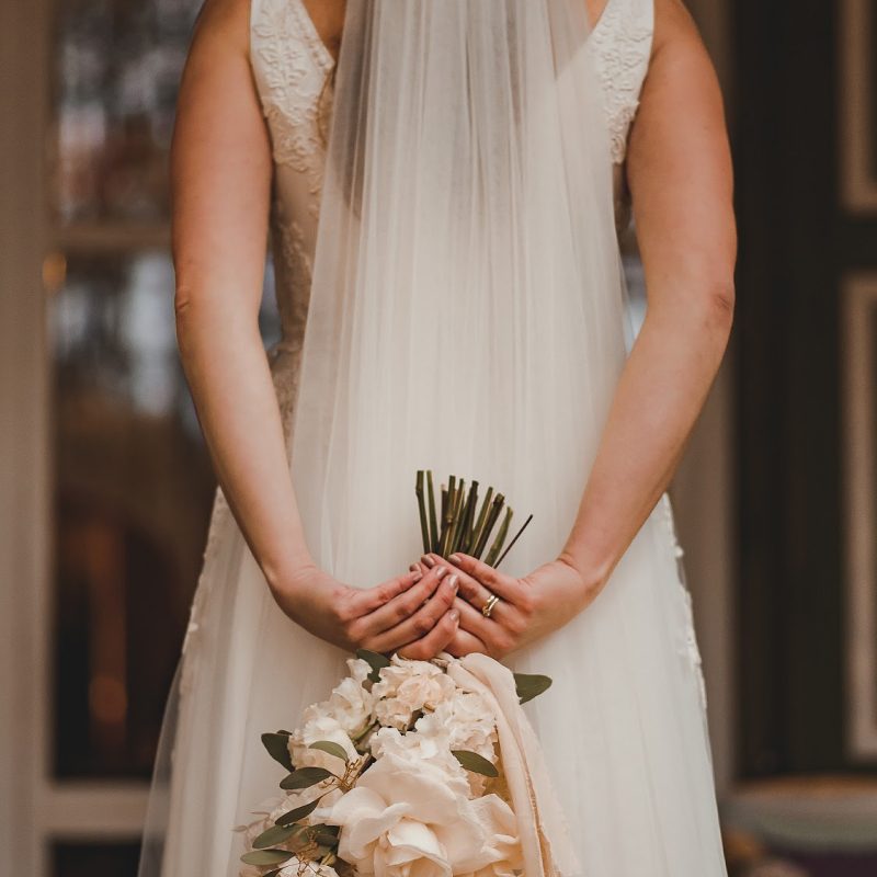 panna młoda trzymająca bukiet w dłoniach, kategoria kwiaty na ślub